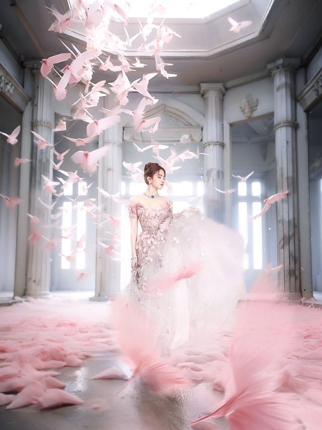 刘亦菲穿粉色羽毛一字肩长裙 盘发造型气质温婉似公主 - 4