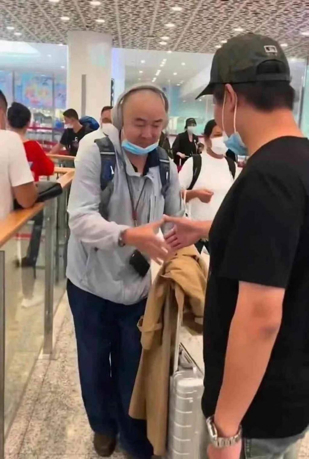 63 岁“唐僧”徐少华现身机场，对比昔日帅照感叹岁月无情 - 2
