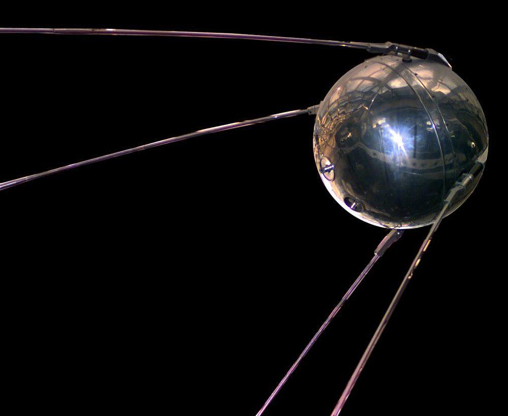 苏联、美国和日本的首颗卫星早已坠毁，为何我国东方红一号仍在太空飞行？ - 2