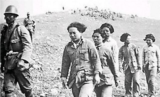 马家军残部被全灭，匪巢中救出21名妇女，痛哭：咱们是西路军女兵 - 11