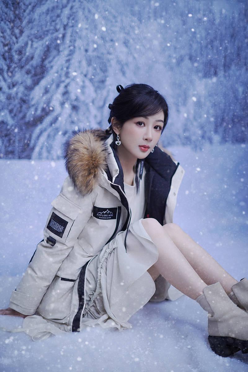 杨紫拍冬日雪景大片 穿小短裙秀白嫩美腿 - 1