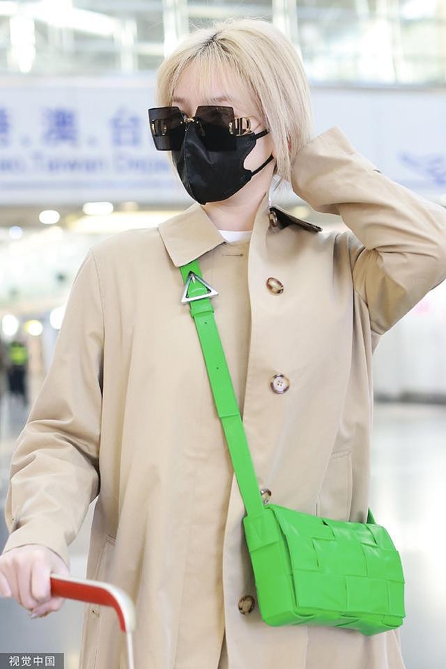 陈小纭金发造型现身机场 穿米色风衣带墨镜吸睛十足 - 3
