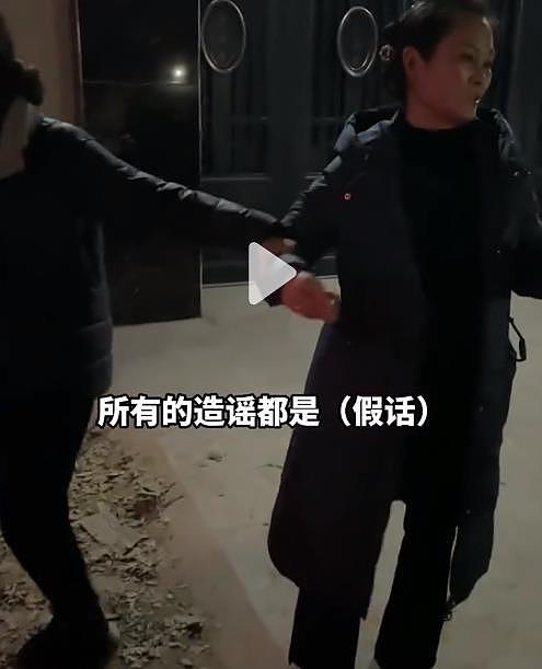 彻底两清！大衣哥儿媳连夜退还彩礼，其母哭求村民：给亚男一个公道 - 7