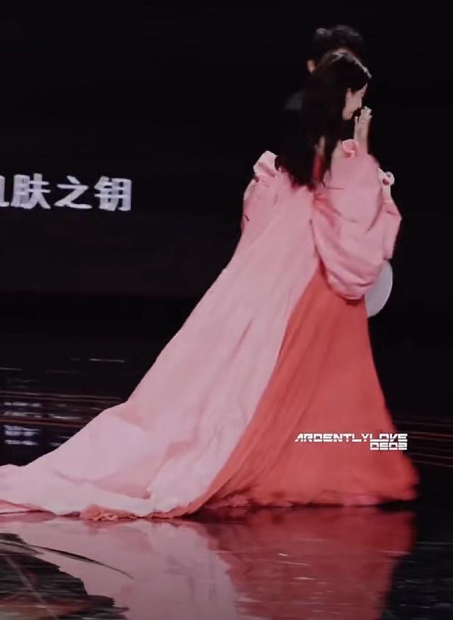 迪丽热巴穿粉色拖地长裙优雅迷人 被叫全名反应真实又可爱 - 5