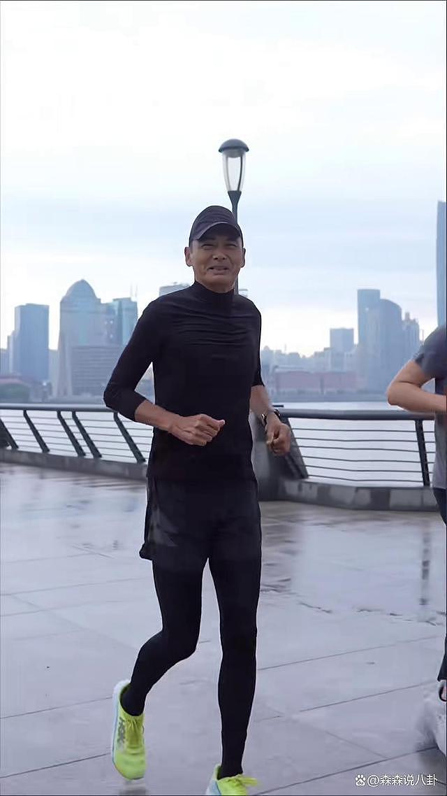 周润发在上海跑步 网友：许文强重回上海滩 - 4