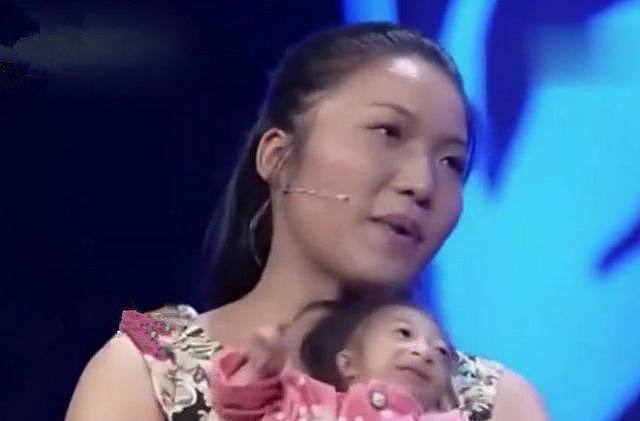 2009年，湖南女子生下2斤袖珍女婴，长相像猴子，马戏团出5万求购 - 3