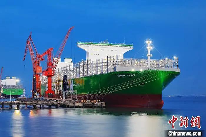 比最大航母还要长 60 多米，全球最大集装箱船在上海交付 - 1