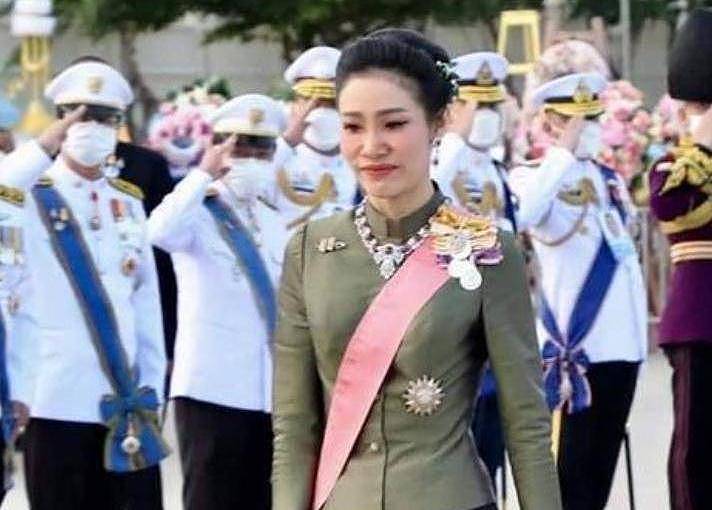 36岁诗妮娜炫耀恩宠，全身挂满皇家珠宝，身旁两位公主黯淡无光 - 3