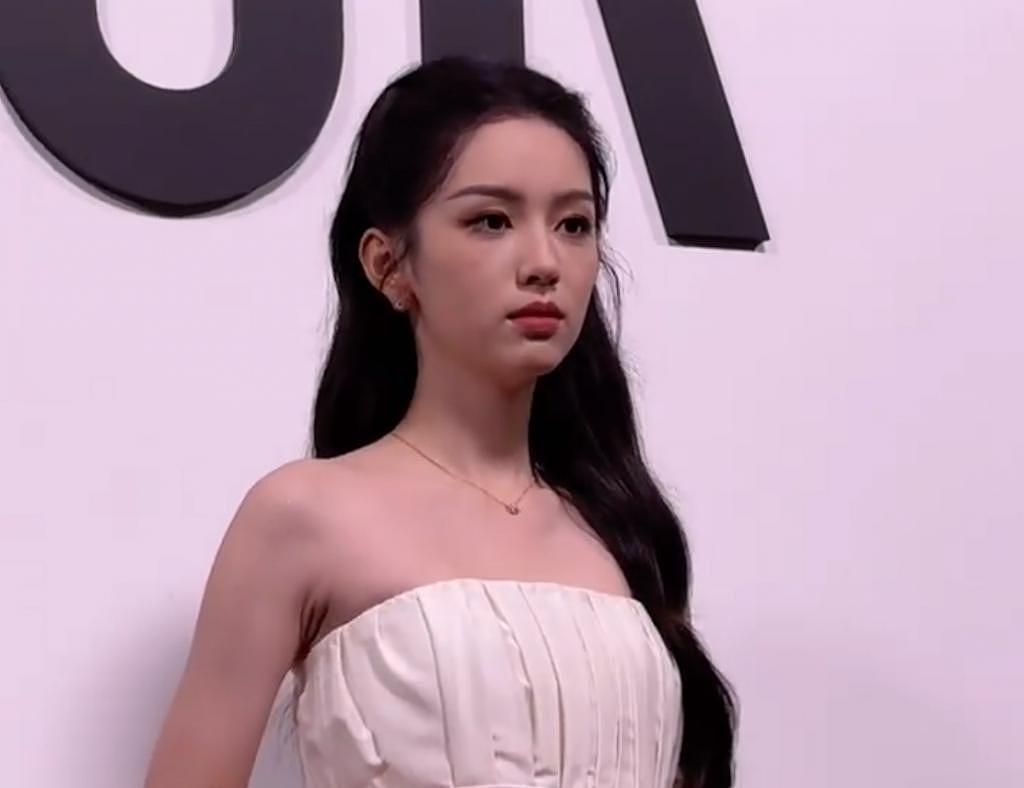 上海时尚活动明星生图：迪丽热巴人美造型丑，冯绍峰憔悴显老 - 6