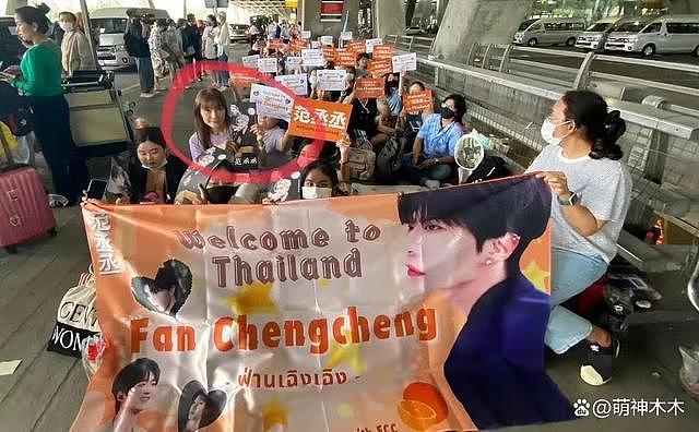 太尴尬！跑男团到泰国，竟请群演扮粉丝，同一群人举了四家灯牌 - 12