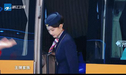 关晓彤节目中再现空姐造型 穿制服凸显优越身材比例 - 3