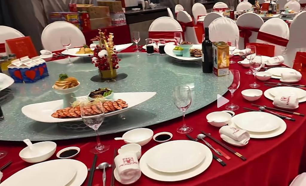 意尔康老板为母亲庆 90 大寿，员工桌喝茅台吃澳龙帝王蟹 - 3