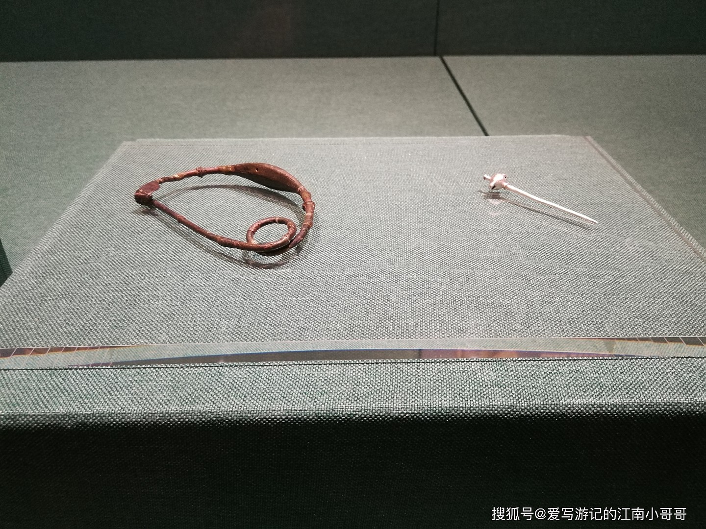 在广博专题展览中，看重要的服饰搭配物饰针、别针和腰带如何演变 - 13