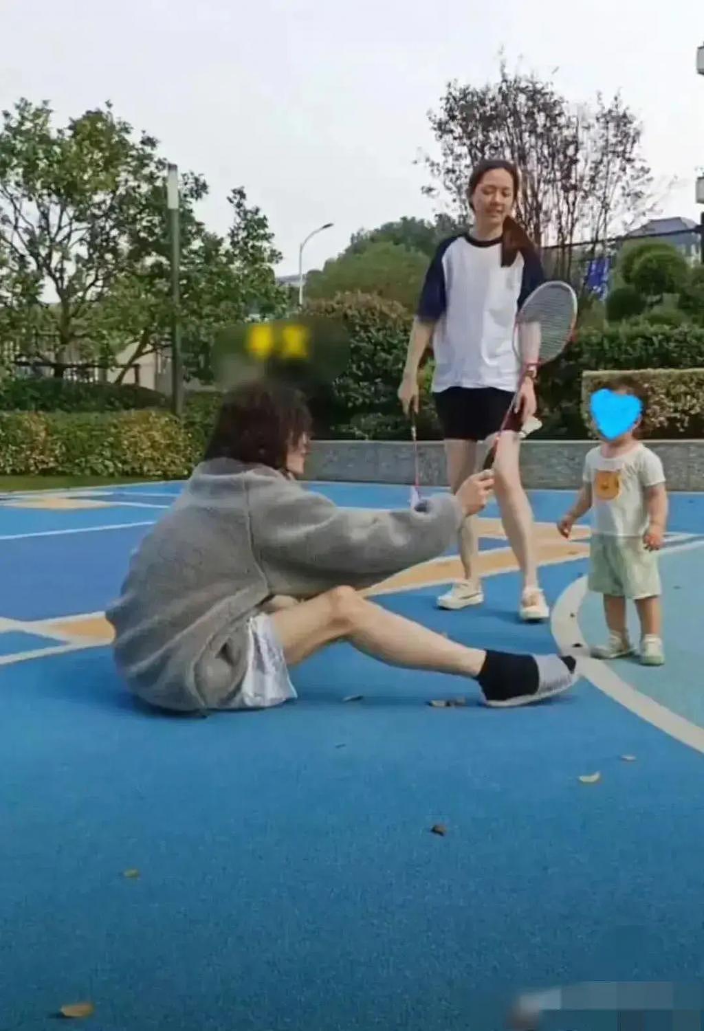 向佐郭碧婷带儿子打羽毛球 1 岁宝宝拿球拍好可爱 - 3