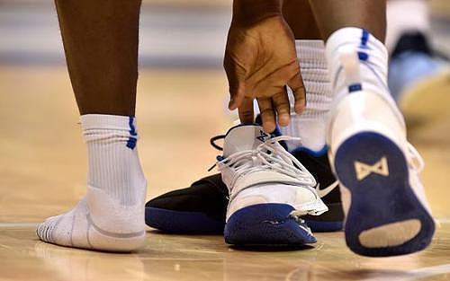 在高强度的NBA比赛里，NBA球员一双篮球鞋通常会穿多久呢？ - 1