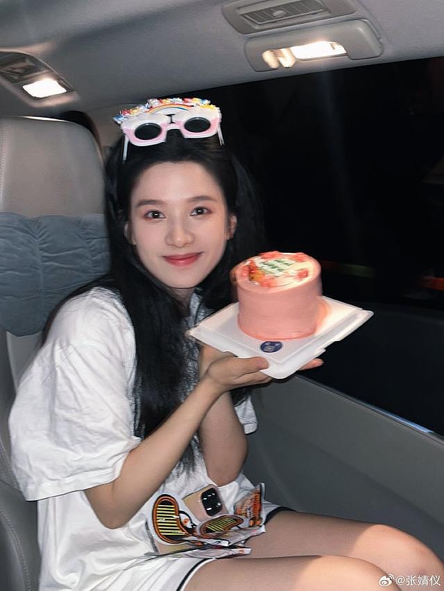 张婧仪分享 24 岁生日照 白色波点裙捧蛋糕许愿甜美可爱 - 3