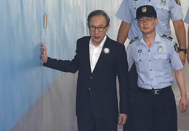 韩国候任总统尹锡悦将请求文在寅特赦李明博，其曾亲手将李送进监狱 - 2