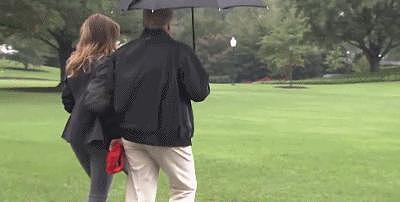 韩国总统爱妻人设崩塌！抢走雨伞让妻子淋雨，网友狠嘲：跟川普一模一样！ - 24