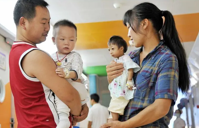 2009年，湖南女子生下2斤袖珍女婴，长相像猴子，马戏团出5万求购 - 5