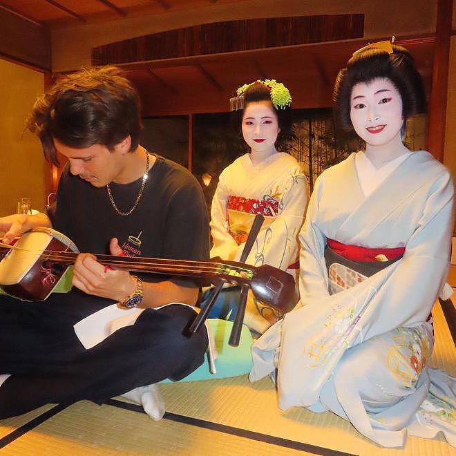 贝克汉姆一家日本度假，与艺伎跪着合影 - 5