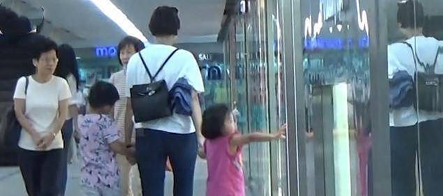 TVB视帝3岁女儿用妈妈名牌包扮靓 老婆背十万名包出入最贵会所 - 6