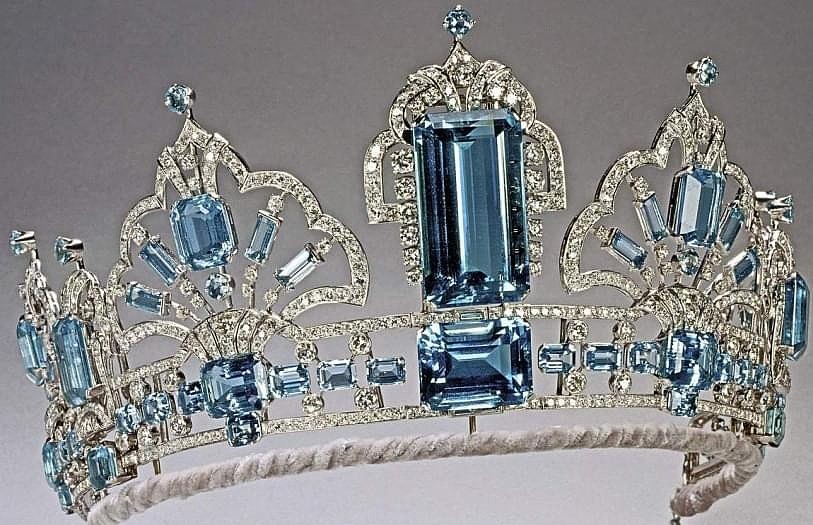 欧洲王室王冠奢华高贵，日本皇室王冠几乎一个样，高仿上不了台面 - 11