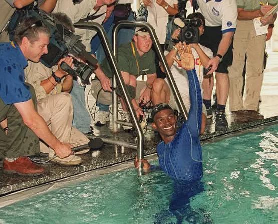 游泳选手竟只会狗刨! 非洲小伙差点淹死在奥运泳池 - 23