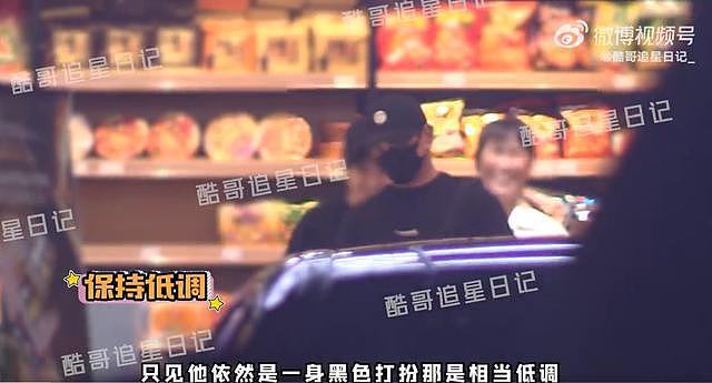 吴奇隆与家人买台湾特产 大包小包满载而归 - 2