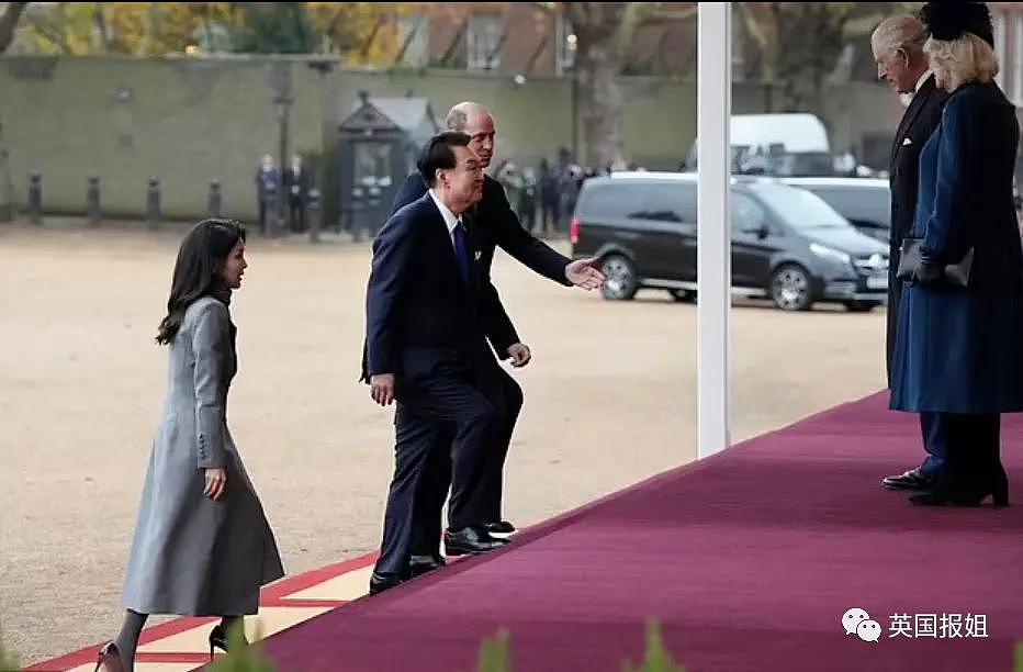 英王室为韩总统办奢华国宴！最抢镜的是凯特王妃的红衣美腿 - 16