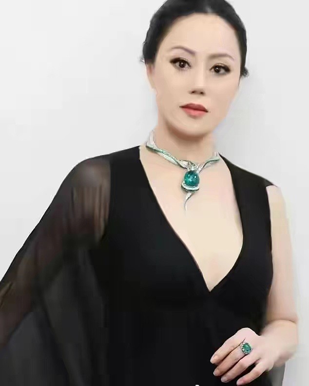 章小惠真是“上流社会”的女人，宝石项链大如斗，满眼的雍容华贵 - 1