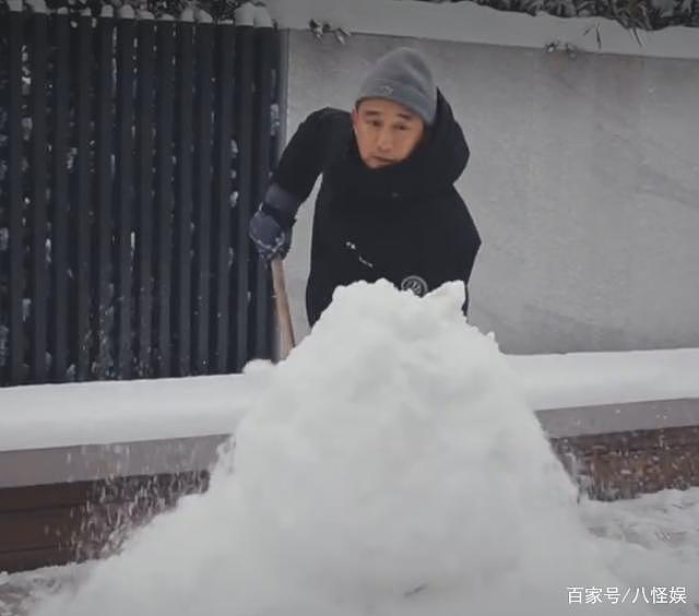 孙莉晒一家堆雪人，首公开 4 岁儿子正脸，黄磊陪儿子打雪仗好温馨 - 8