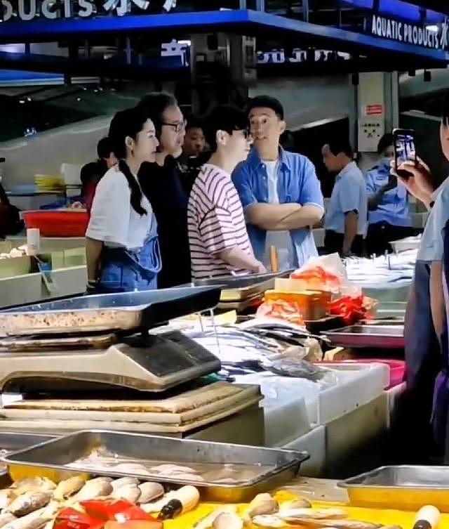 《向往的生活 7》最后一期录制 何炅谢娜黄磊赖声川逛菜市场 - 5