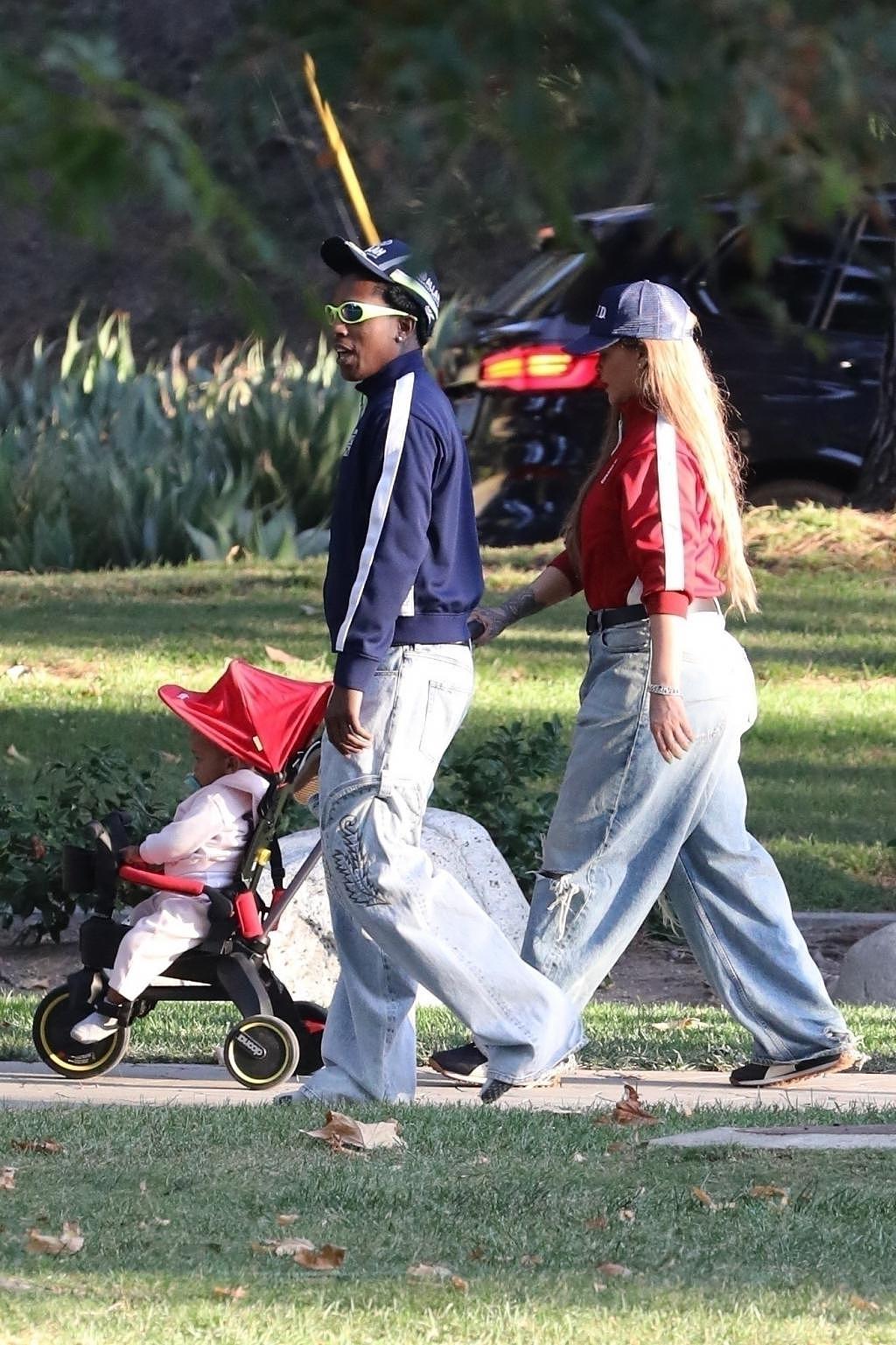 蕾哈娜和男友出门 推婴儿车带孩子外出散步 - 2