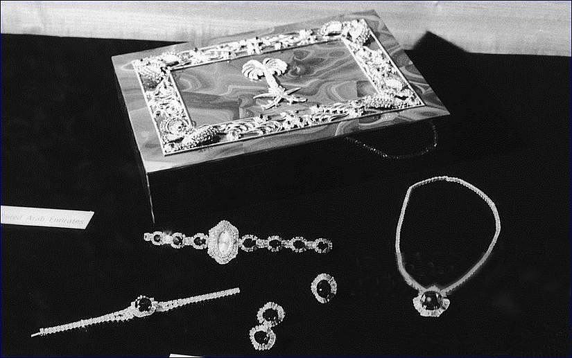 土豪的沙特王室：送戴安娜蓝宝石5件套，送卡米拉两套红宝石项链 - 5