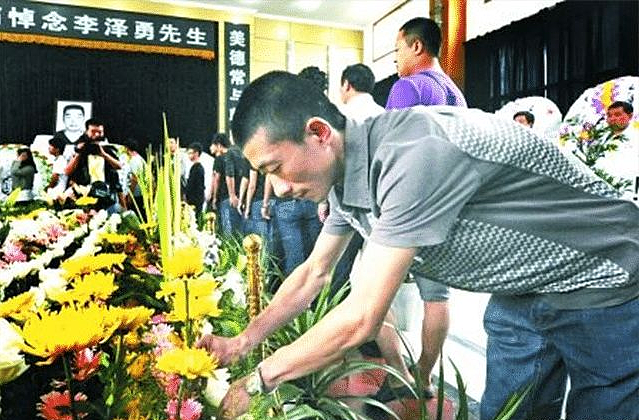 9年前，重庆“的哥”为救轻生女牺牲，丈夫下跪道歉给家属1000元 - 12