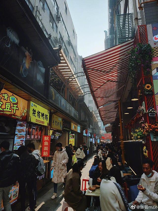 张晋蔡少芬晒成都游客照 在面馆吃面打扮低调接地气 - 5