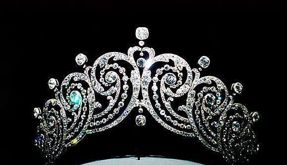 世界各国闪闪发光的奢华王冠，只有这顶是最大颗无色钻石镶嵌 - 7