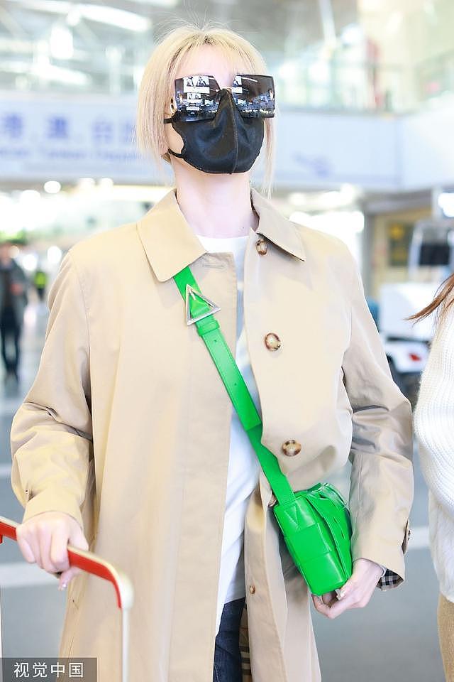陈小纭金发造型现身机场 穿米色风衣带墨镜吸睛十足 - 1