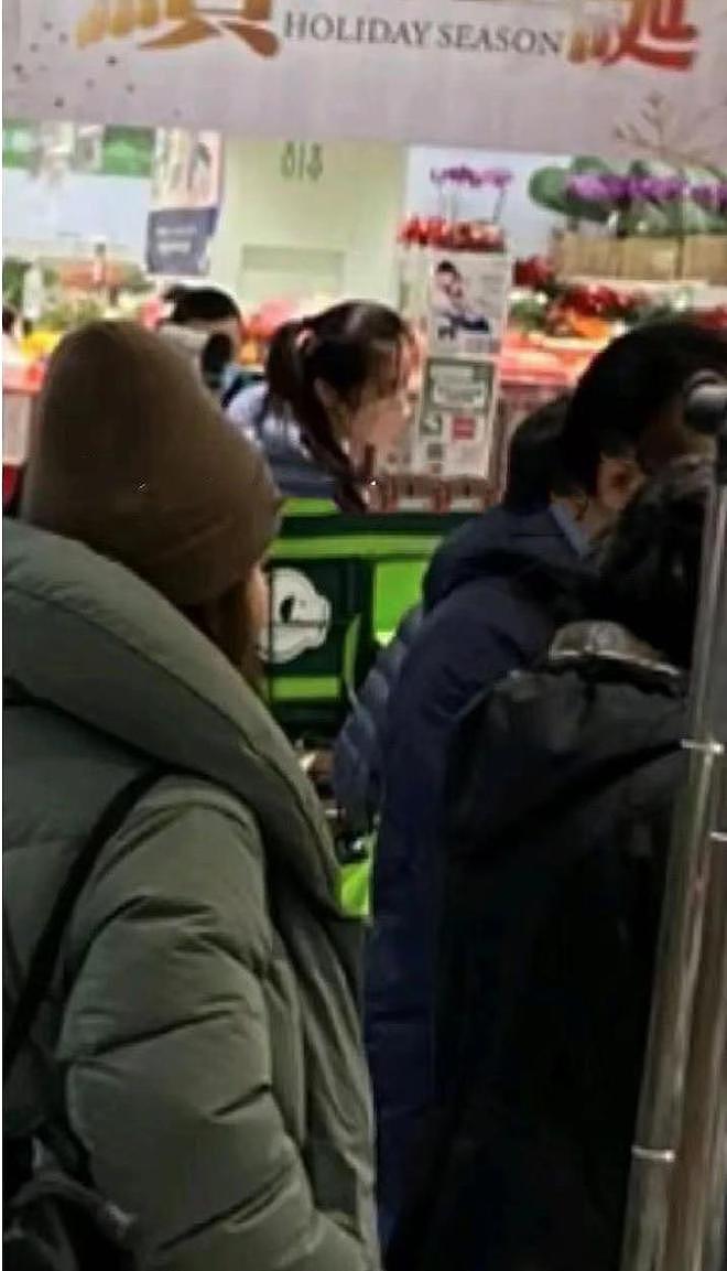 王祖贤退圈后难辨认 独自在温哥华超市排队太朴素 - 2