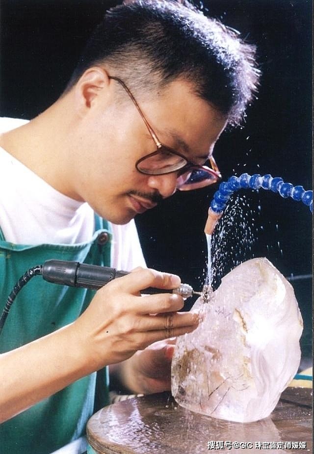 寒门出身的他珠宝造诣高，雕刻设计都全能，被誉为世界华人第一人 - 3
