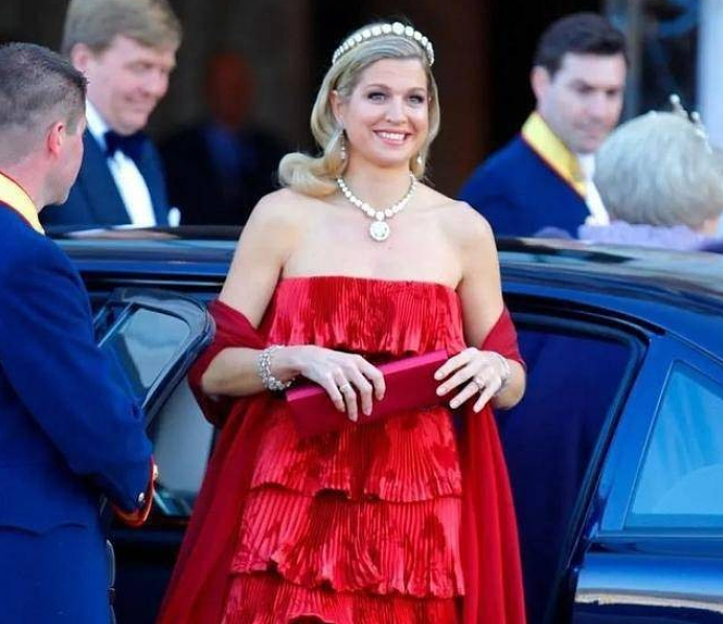 50岁荷兰王后有钱任性：珠宝王冠不重样的戴，奢华程度不输英女王 - 14