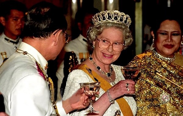 25年前英女王出访泰国，诗丽吉满身珠翠好耀眼，整容脸还是输了 - 3