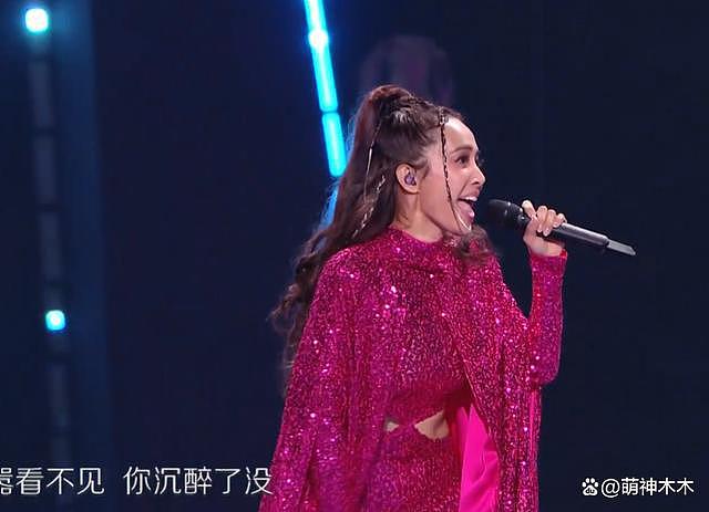 跨年舞台女星狂卷造型，赵露思穿搭超 60 万，杨紫礼服引不满 - 42