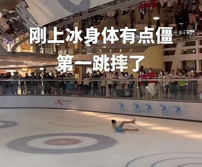 李小鹏 11 岁女儿参加花滑比赛 奥莉摔倒后找回状态 - 2