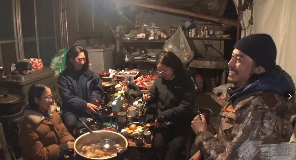 日本男演员和三女演员同居，共同狩猎砍柴，居住照曝光 - 11