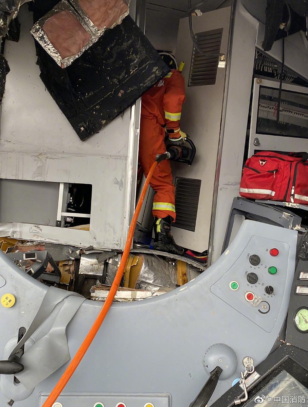 D2809 救援现场！消防人员用破拆工具打开变形车头，救助伤员，疏散被困人员 - 6