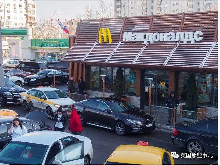 俄罗斯麦当劳关门，他们开始疯狂囤汉堡，塞满整个冰箱， 连代购都出现了… - 1