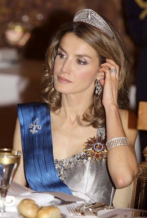 西班牙王室3顶王冠：莱蒂齐亚自信耀眼，却不及公主婆婆温婉高贵 - 4
