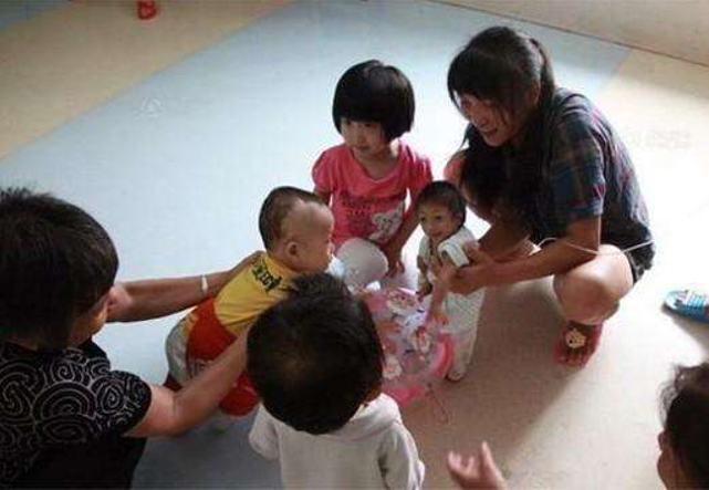 2009年，湖南女子生下2斤袖珍女婴，长相像猴子，马戏团出5万求购 - 16