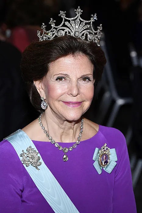 瑞典王室接待德国总统，77岁王后戴200年祖传皇冠出席，惊艳众人 - 5